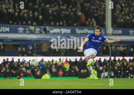 Xviii dicembre 2019, Goodison Park, Liverpool, in Inghilterra; Carabao Cup, Everton v Leicester City : Leighton Baines (3) di Everton manca la sua pena Credito: Mark Cosgrove/news immagini Foto Stock