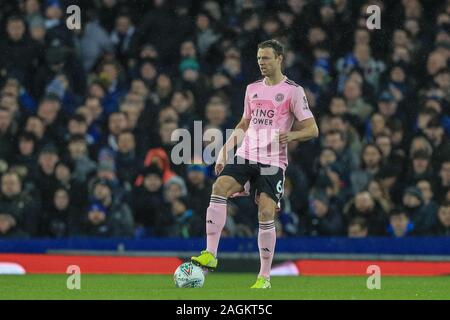 Xviii dicembre 2019, Goodison Park, Liverpool, in Inghilterra; Carabao Cup, Everton v Leicester City : Jonny Evans (6) di Leicester City durante il gioco Credito: Mark Cosgrove/news immagini Foto Stock