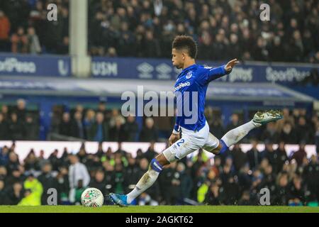 Xviii dicembre 2019, Goodison Park, Liverpool, in Inghilterra; Carabao Cup, Everton v Leicester City : Mason Holgate (2) di Everton prende il suo credito di penalizzazione: Mark Cosgrove/news immagini Foto Stock