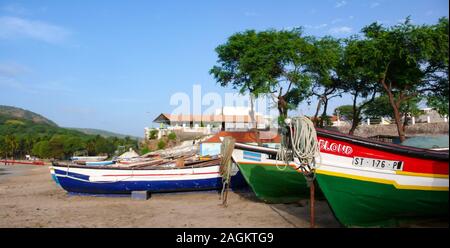 Tarrafal, Santiago / Capo Verde - 12. Novembre, 2015: di legno colorate barche di pescatori sulla spiaggia di Tarrafal in Capo Verde Foto Stock