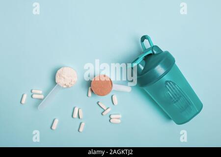 Palline di cioccolato e vaniglia il siero di latte isolare proteina, proteina shaker e altri sport nutrition supplementi Foto Stock