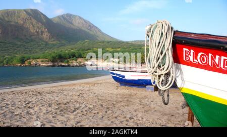 Tarrafal, Santiago / Capo Verde - 12. Novembre, 2015: di legno colorate barche di pescatori sulla spiaggia di Tarrafal in Capo Verde Foto Stock