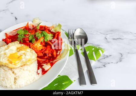 Ayam masak merah è un Malaysia piatto tradizionale. Questo significa letteralmente "pollo cotto-red' in Inglese. Si tratta di una casseruola di pollo a pezzi in essiccato ch Foto Stock