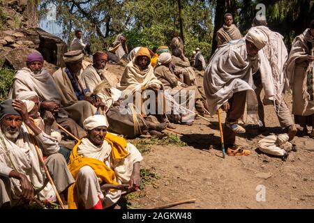 Etiopia, Amhara Region, Lalibela, Yemrehanna Kristos monastero, pellegrini arrivando alla grotta della chiesa per il festival dell'Arcangelo Gabriele Foto Stock