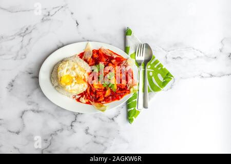 Ayam masak merah è un Malaysia piatto tradizionale. Questo significa letteralmente "pollo cotto-red' in Inglese. Si tratta di una casseruola di pollo a pezzi in essiccato ch Foto Stock