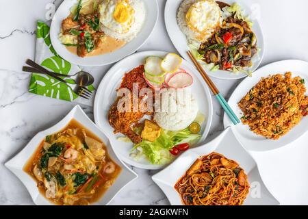 Varietà di deliziosi Asia malay musulmana daily home cibi cotti sul tavolo. Flat Top laici verso il basso la vista tabella. Foto Stock