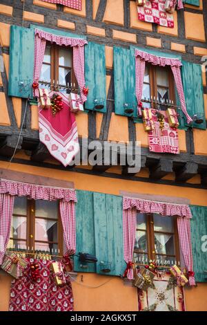 Casa in legno e muratura con windows coperto di decorazioni di Natale, Riquewihr, Alsazia, Francia, Europa Foto Stock