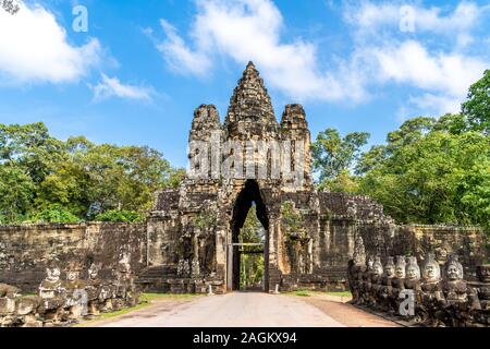 Paesaggio con cancello di ingresso di Angkor Thom , Siem Reap, Cambogia. Foto Stock