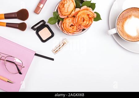 Creative laici piatta con accessori femminili e le rose su sfondo bianco, vista dall'alto Foto Stock