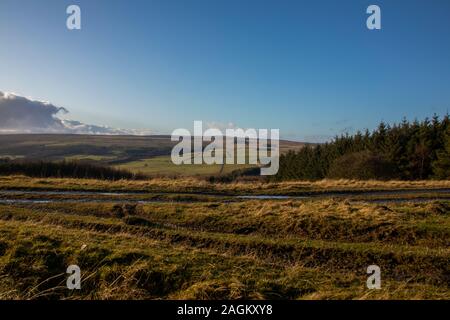 Vista verso ovest attraversando Weardale da sopra il serbatoio Tunstall in inverno Foto Stock