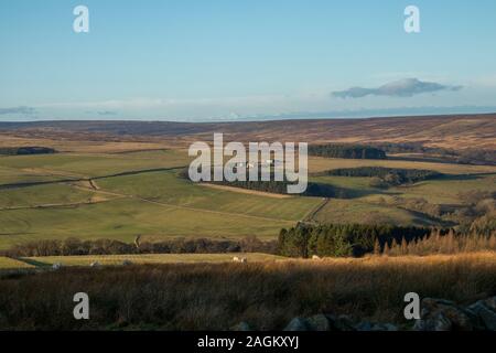 Vista verso ovest attraversando Weardale da sopra il serbatoio Tunstall in inverno Foto Stock