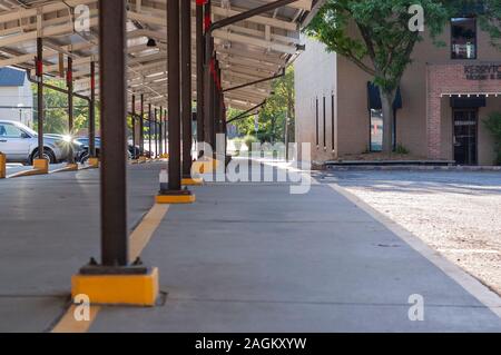 Un paio di sunstars dalla luce riflessa fuori da un auto parcheggiate nel parcheggio del vuoto Mercato degli Agricoltori ad Ann Arbor, Michigan. Foto Stock