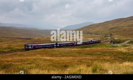 Corrour, Scotland, Regno Unito - 26 Settembre 2017: una coppia di classe Scotrail 156 "stampante" treni passeggeri salire da Fort William sulla zona umida torbiera Foto Stock