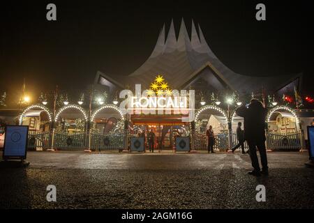 Berlino, Germania. Xvi Dec, 2019. Vista esterna del Roncalli Circo di Natale. Circus Roncalli sarà ospite presso il Tempodrom dal 19.12.2019 al 05.01.2020. Credito: Gerald Matzka/dpa-Zentralbild/ZB/dpa/Alamy Live News Foto Stock