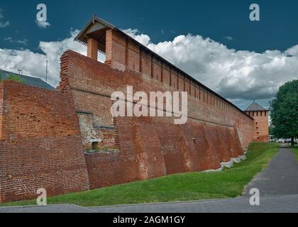 Kolomna, un frammento del mattone di antiche mura di fortificazione del Cremlino Kolomenskiy, fu costruito nel 1525-1531 sotto il regno dello zar Basil III Foto Stock