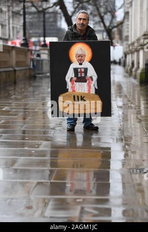 Artista politico Kaya Mar al di fuori di Downing Street, Londra, il giorno stesso in cui il governo ha pubblicato una versione riveduta del suo accordo di ritiro Bill (WAB) per assicurare che essa può prendere il Regno Unito al di fuori dell'UE il 31 gennaio. Foto di PA. Picture Data: venerdì 20 dicembre, 2019. Vedere PA storia politica Brexit. Foto di credito dovrebbe leggere: Victoria Jones/filo PA Foto Stock