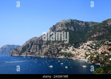 La bellissima cittadina di Positano sulla Costiera Amalfitana, Italia Foto Stock