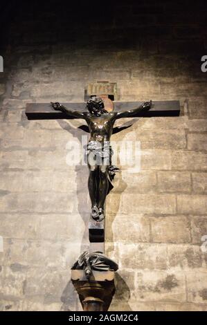 Crocifisso all'interno della cattedrale di Notre Dame prima del fuoco nel 2019. Foto Stock