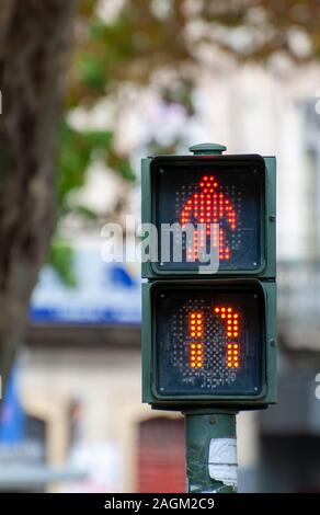 Semaforo pedonale con timer, fotografato nella città vecchia, Coimbra, Portogallo Foto Stock