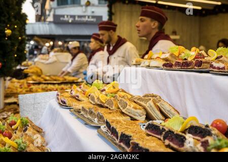 Diversi tipi di strudel di ciliegio, melo, cheese con cuochi sul retro il mercatino di Natale di Budapest Foto Stock