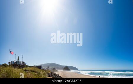 Colpo di una casa sulla spiaggia con una bandiera americana sulla costa dell'Oregon vicino al Lincoln City. Foto Stock