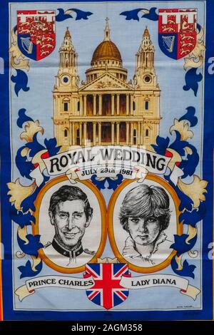 Inghilterra, Londra, Trafalgar Square, la National Portrait Gallery, Souvenir Poster del Royal Wedding del principe Charles e Lady Diana il 29 Luglio 1981 Foto Stock