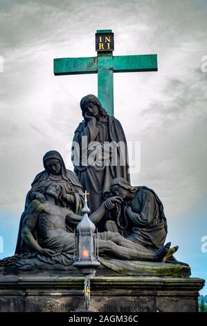 Statua sul Ponte Carlo a Praga Repubblica Ceca Foto Stock