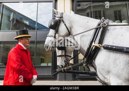 Inghilterra, Londra, Città di Londra, la Guildhall, signore sindaco di mostrare, carrozze trainate da cavalli in attesa di inizio della sfilata Foto Stock