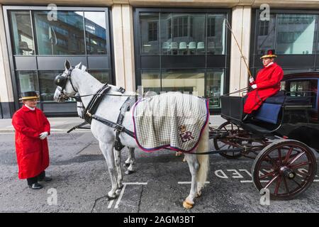 Inghilterra, Londra, Città di Londra, la Guildhall, signore sindaco di mostrare, carrozze trainate da cavalli in attesa di inizio della sfilata Foto Stock