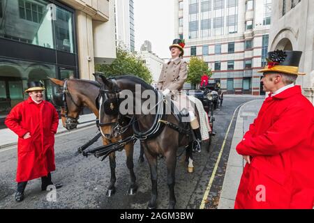 Inghilterra, Londra, Città di Londra, la Guildhall, signore sindaco di mostrare, carrozze trainate da cavalli in attesa di inizio della sfilata Foto Stock