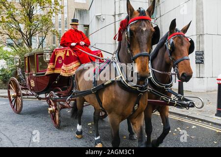 Inghilterra, Londra, Città di Londra, la Guildhall, signore sindaco di mostrare, carrozze trainate da cavalli in attesa di inizio della sfilata Foto Stock