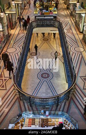 Guardando verso il basso gli amanti dello shopping all'interno del centro commerciale che si trova nell'edificio Queen Victoria, Sydney, nuovo Galles del Sud, Australia Foto Stock