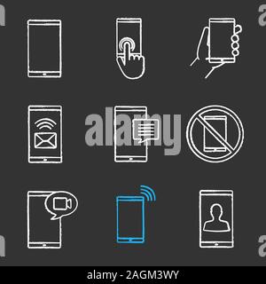 La comunicazione telefonica chalk set di icone. Lo smartphone touchscreen, mano con telefono, SMS, chat, divieto di smartphone, video chiamata, chiamata in entrata, l'utente. Iso Illustrazione Vettoriale