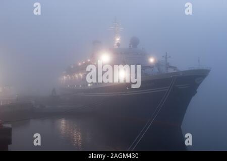 Cobh, Cork, Irlanda. Xx Dicembre, 2019. L'ultima nave da crociera della stagione, Marco Polo pernottamenti nella fitta nebbia ar l'acqua profonda berth in Cobh, Co. Cork, Irlanda. - Credito; David Creedon / Alamy Live News Foto Stock