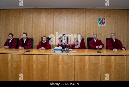 Il 20 dicembre 2019, Renania settentrionale-Vestfalia, Münster: Prima il NRW la Corte Costituzionale si pronuncia il suo verdetto nella disputa per il locale di run-off elezioni, i giudici Matthias Röhl (l-r), giudice federale Corte sociale, Andreas Heusch, presidente del tribunale amministrativo di Margarete Gräfin von Schwerin, Presidente dell'Alta Corte Regionale sono seduti, Ricarda Brandts, presidente della Corte Costituzionale della Renania settentrionale-Vestfalia, Barbara Dauner-Lieb, professore all'Università di Colonia, Claudio Nedden-Boeger, giudice presso la Corte suprema federale e Joachim Wieland, studioso legale un Foto Stock