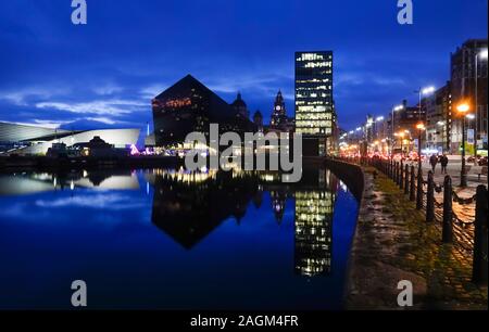 Edifici sulle banchine di Liverpool di notte, Inghilterra Regno Unito Foto Stock