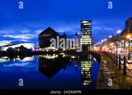 Edifici lungo il lungomare di Liverpool Foto Stock