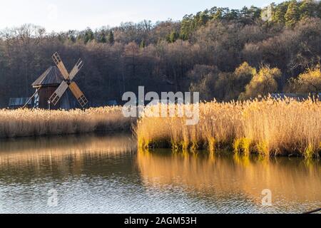 Panorama autunno con mulini a vento sul lago, Astra Museo della Musica Folk tradizionale civiltà, città di Sibiu, Romania Foto Stock