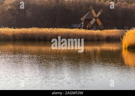 Panorama autunno con mulini a vento sul lago, Astra Museo della Musica Folk tradizionale civiltà, città di Sibiu, Romania Foto Stock