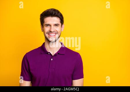 Close-up ritratto della sua egli bella attraente di allegro allegro ragazzo indossa maglietta lilla isolate su bright vivid shine vivace giallo colore di sfondo Foto Stock