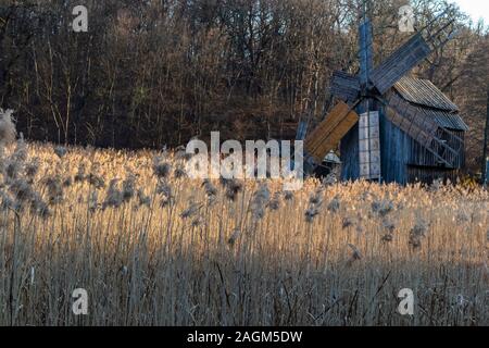 Panorama autunno con mulini a vento sul lago, Astra Museo della Musica Folk tradizionale civiltà, città di Sibiu, Romania Foto Stock