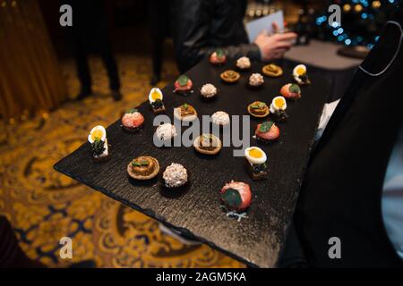 Spuntini degustazione in Europa Orientale Lettonia Riga bar ristorante cafe Foto Stock