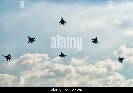 Lavoro di squadra di combattenti russi SU-27 cavalieri Foto Stock