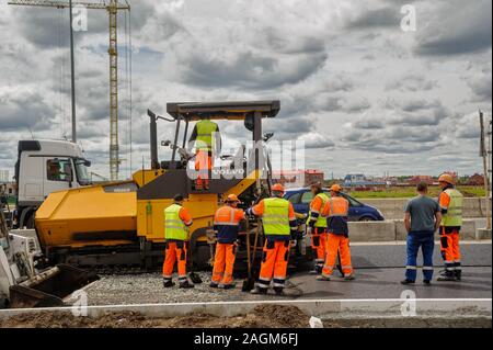 Strada asfaltata lastricatore macchina per pavimentazione. Tyumen Foto Stock