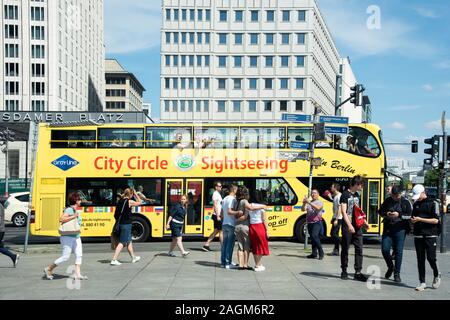 Berlino, Germania - 24 Maggio 2018: turisti rientro da un giro turistico in autobus a Potsdamer Platz, un importante piazza della città, con molti nuovi buildi Foto Stock