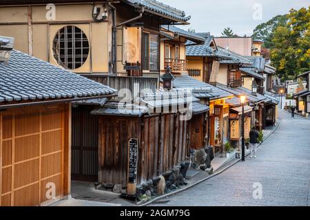 KYOTO, Giappone -17 novembre 2019:Ninezaka e Sannenzaka sono iconico strade di Kyoto foderato con tradizionali edifici giapponesi Foto Stock