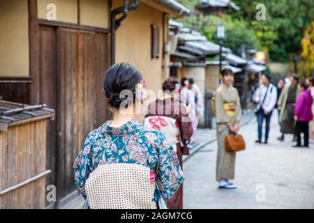 KYOTO, Giappone -17 novembre 2019:i turisti vestiti in kimono tradizionale visita Ninezaka e Sannenzaka iconico le strade piene di vecchi edifici in legno Foto Stock