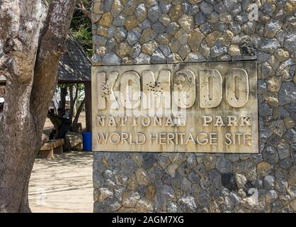 Intagliato segno di ingresso per il Parco Nazionale di Komodo, Indonesia Foto Stock