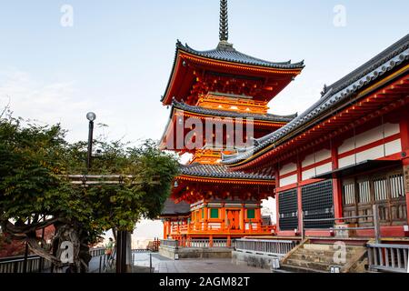 KYOTO, Giappone -18 novembre 2019: Kiyomizudera (letteralmente 'acqua pura tempio') è uno dei più celebri templi del Giappone. Foto Stock