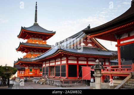 KYOTO, Giappone -18 novembre 2019: Kiyomizudera (letteralmente 'acqua pura tempio') è uno dei più celebri templi del Giappone. Foto Stock